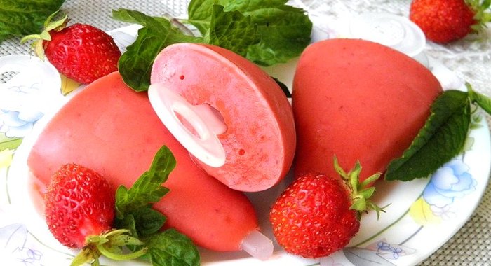 Клубничное мороженое из йогурта