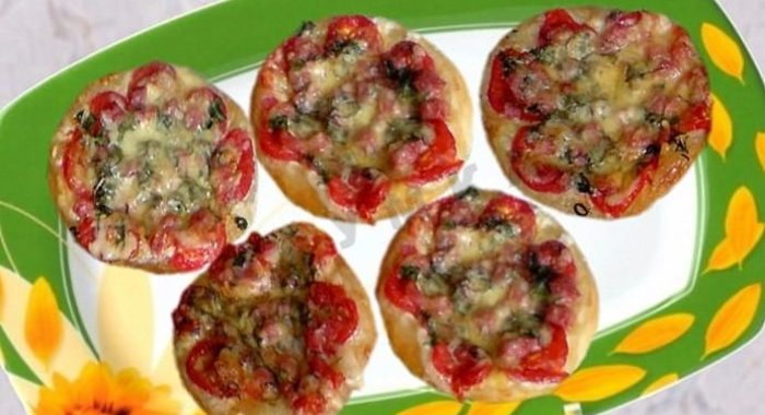 Пицца мини из слоеного теста