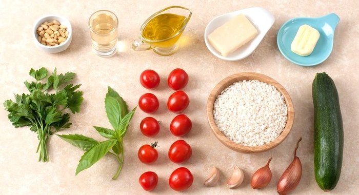 Летнее ризотто с помидорами черри, цукини и кедровыми орешками