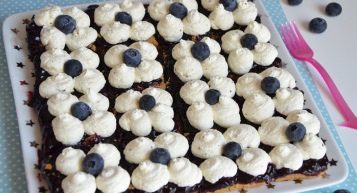 Пирожные с голубикой и взбитыми сливками