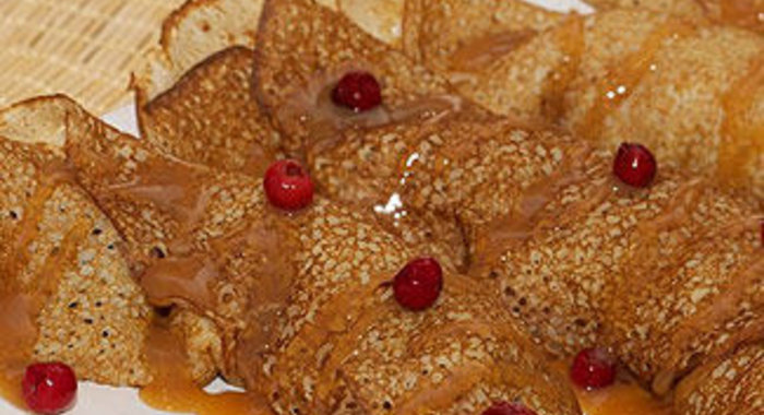 Ажурные блинчики на кефире с карамелизованными яблоками