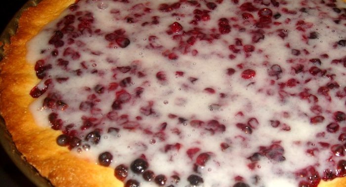 Пирог с брусникой и сметанный кремом