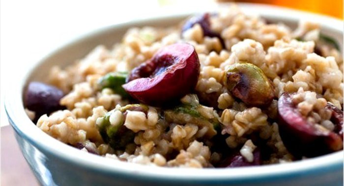 Овсяная каша с ягодно-фисташковым соусом