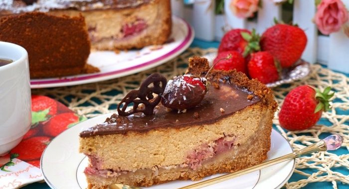 Карамельный сырник с клубникой