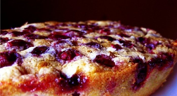 Шарлотка с замороженной вишней