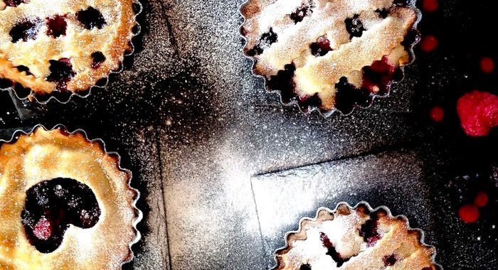 Корзиночки из творожного теста с ягодами