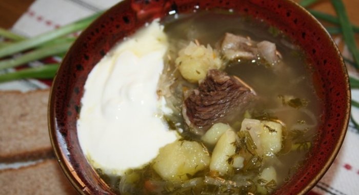 Щи с квашеной капустой на говяжьих ребрышках в чугунке