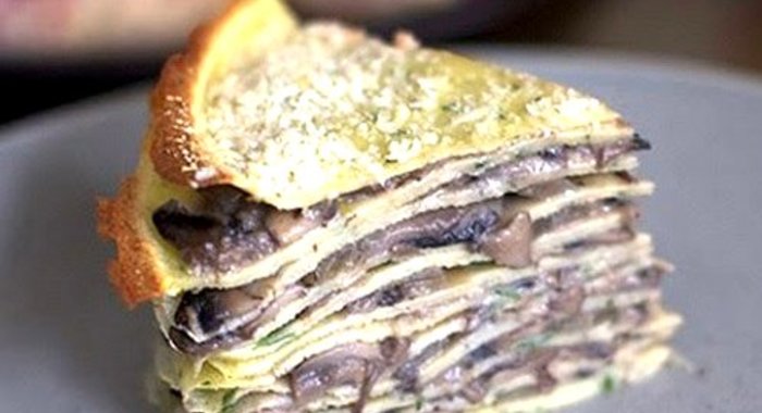 Блинный торт с грибами и сыром