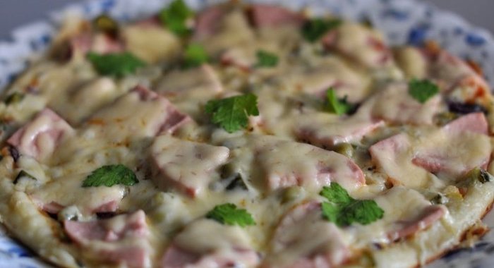 Пицца на сковороде с ветчиной