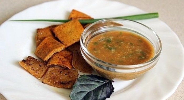 Чипсы из свиной шкурки с соусом