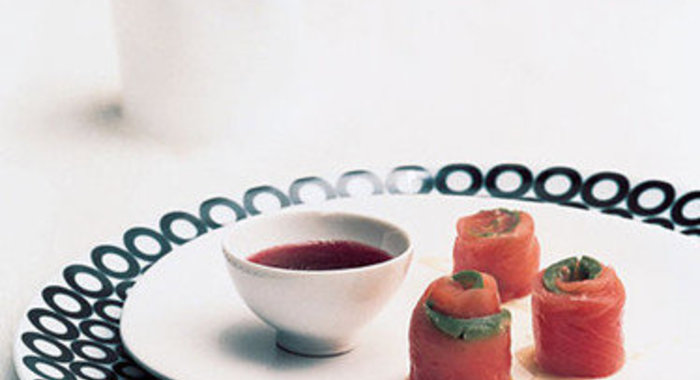 Роллы с авокадо и гранатовым соусом