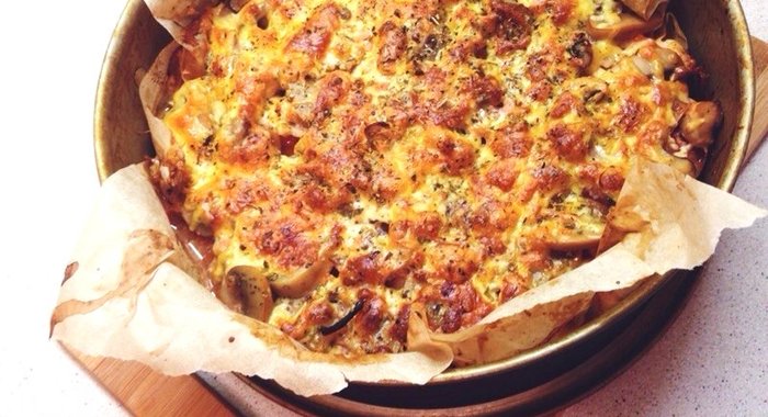 «Пицца» на тесте из куриного филе с помидорами и консервированными грибами