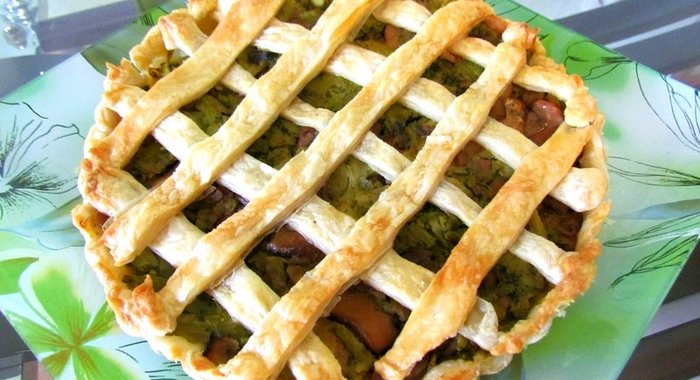 Слоеный пирог с брокколи и шампиньонами