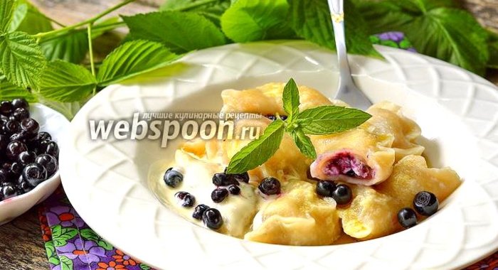 Вареники с черникой, творогом и мятой