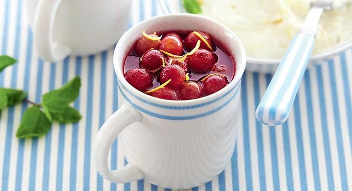 Припущенный в вине виноград с маскарпоне