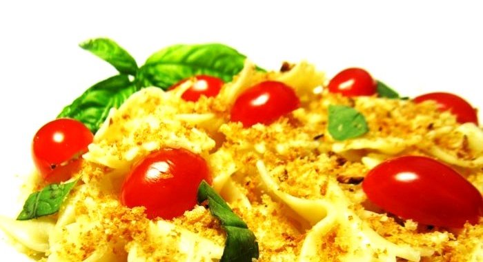 Фарфалле с хлебными крошками и чесноком