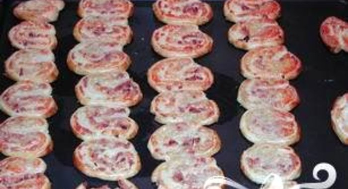 Рулетики с сыром и беконом