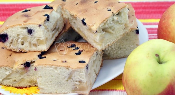 Шарлотка с яблоками и ягодой