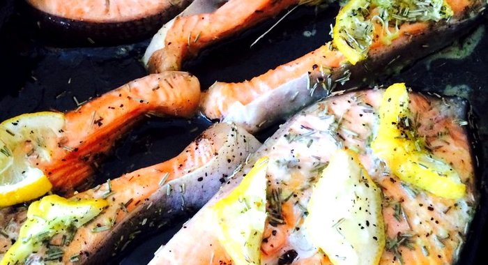 Жареный стейк форели в лимонном маринаде с розмарином