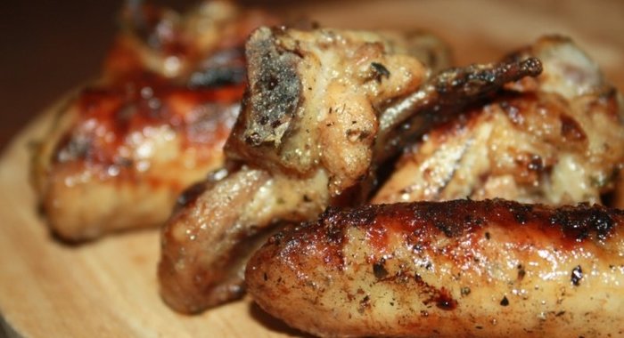 Сочные куриные крылья в сметанном маринаде на мангале на решетке