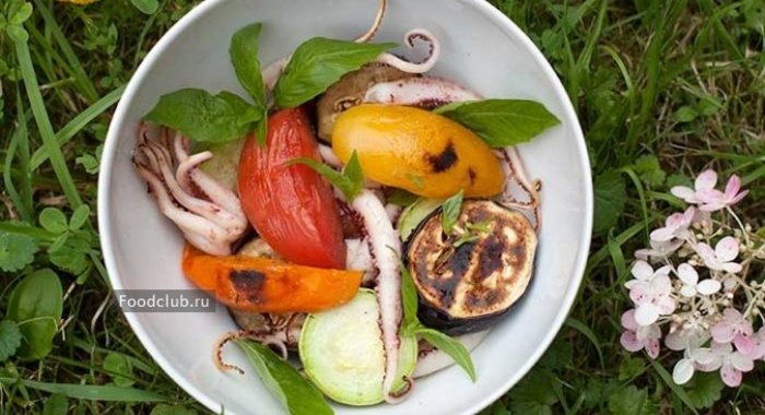 Щупальца кальмара с овощами на гриле