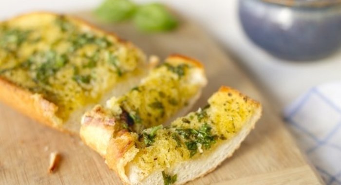 Хлеб с чесноком и зеленью