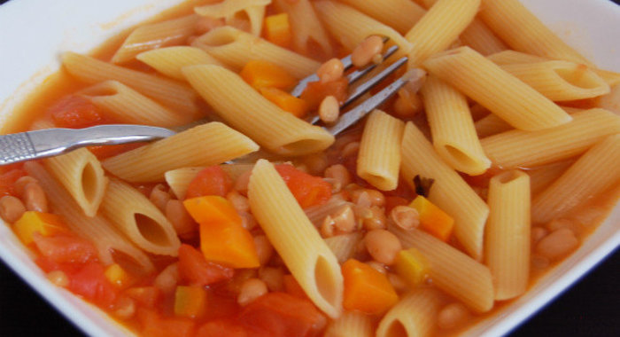 Паста с фасолью и томатами в бульоне