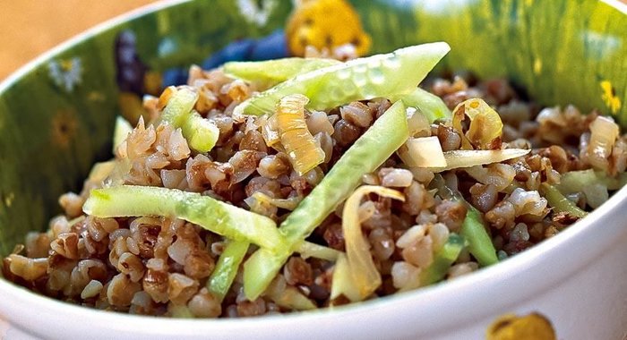 Гречка с жареным луком и свежим огурцом