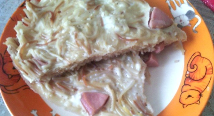 Вермишель в омлете с сардельками