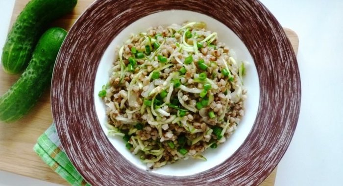 Гречка с огурцом и луком