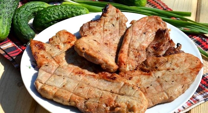 Свиные стейки на мангале