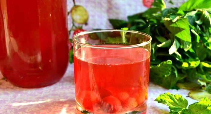 Компот из клубники и черешни с мятой