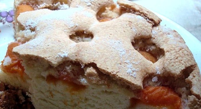 Шарлотка с абрикосами