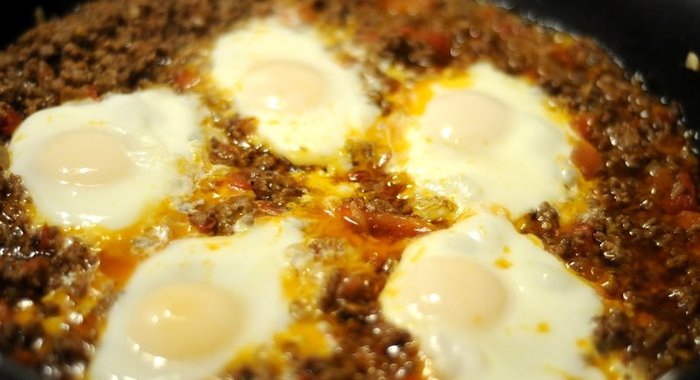 Яичница с тушенкой