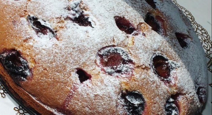 Шарлотка со сливой