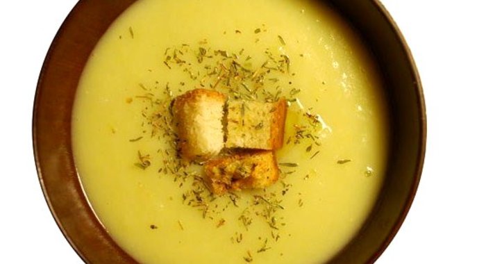Суп-пюре из картофеля и лука-порея с крутонами