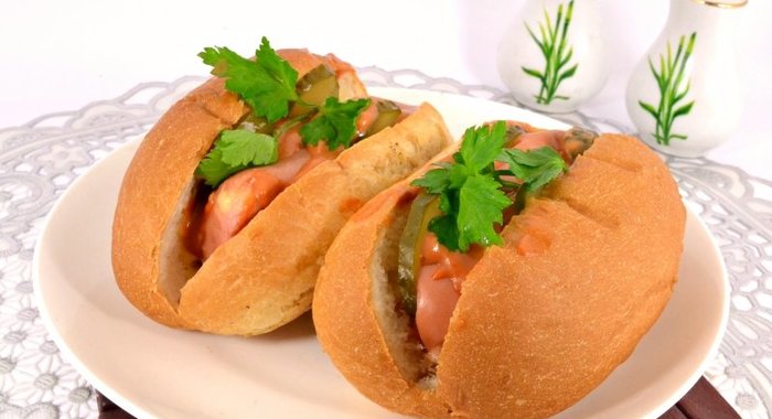 Булочки с сардельками и сыром в микроволновке