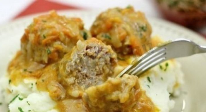 Тефтели с рисом и сливочной подливкой в духовке