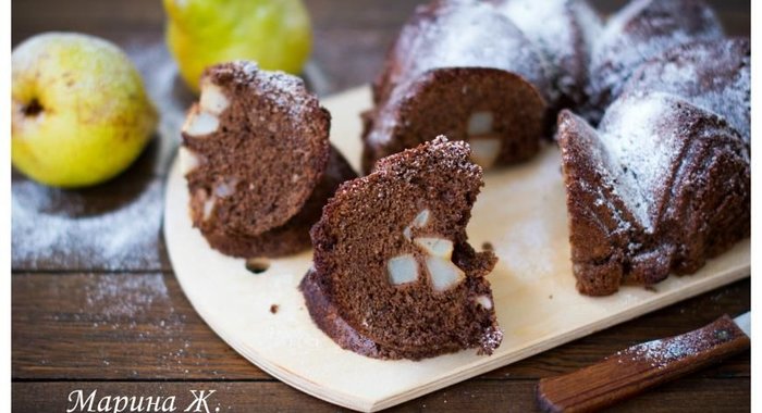 Шоколадная шарлотка с грушей в корице