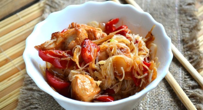 Рисовая лапша с курицей