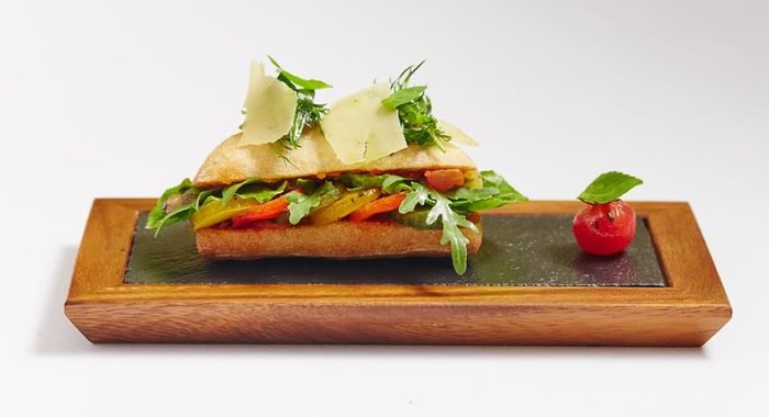 Горячий бутерброд «Баня» с овощами и песто