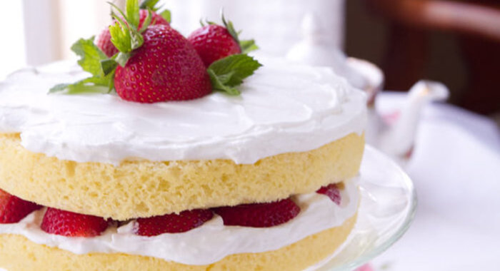 Бисквит с клубничным кремом