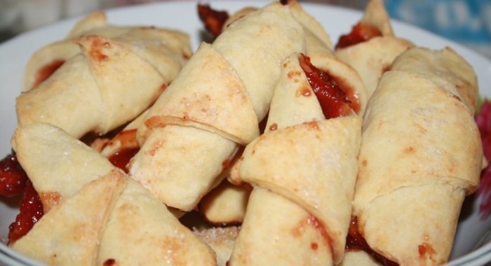 Творожные рогалики с ягодным джемом