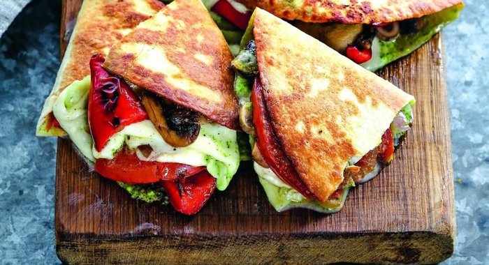 Лепешки с овощами-гриль и моцареллой