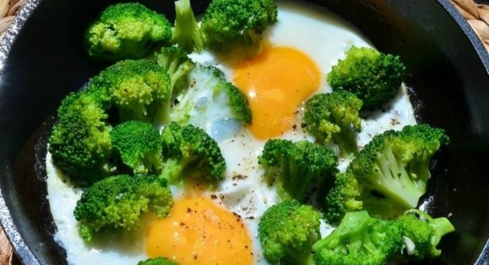 Яичница с брокколи