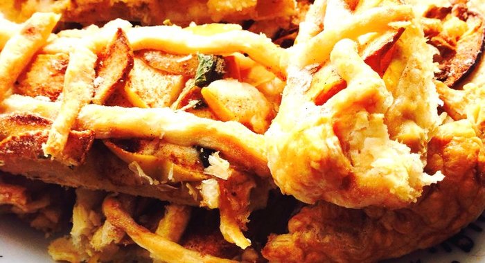 Яблочный пирог-решетка с апельсиновой цедрой и свежей мелиссой