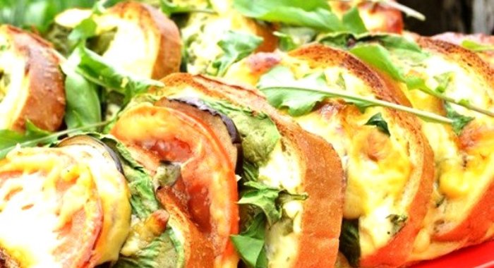 Бутерброды с баклажанами и помидором