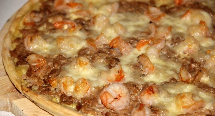 Пицца с тунцом и креветками