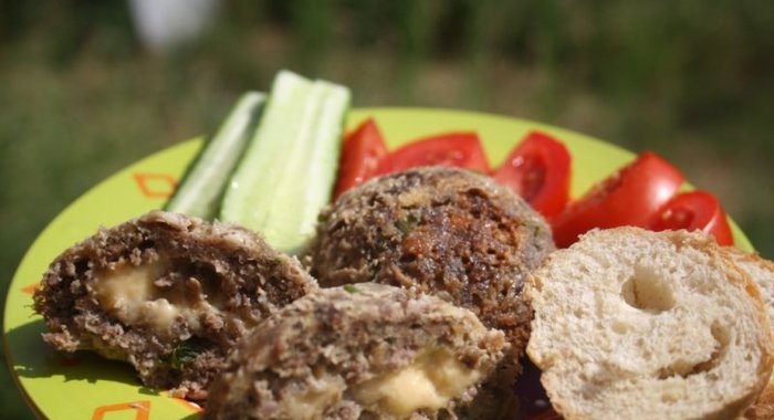 Говяжьи котлеты с начинкой из сыра в микроволновой печи