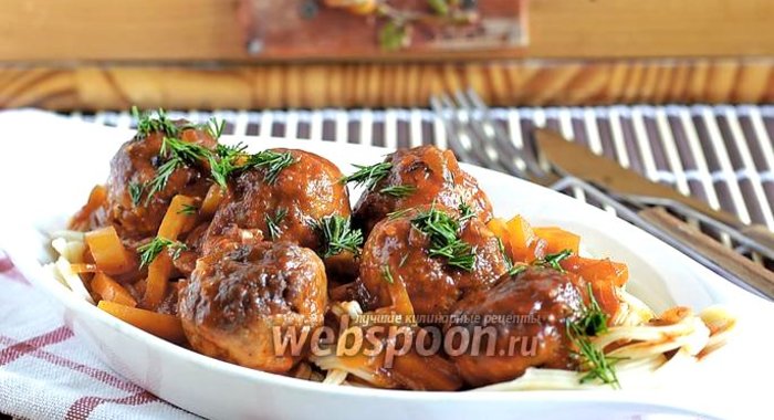 Тефтели из говядины и курицы в томатно-овощной заливке